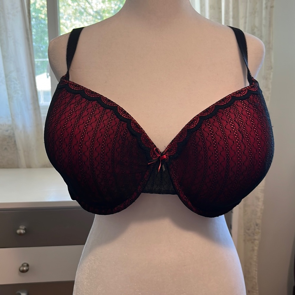 Beautiful 40G black and hot pink bra
